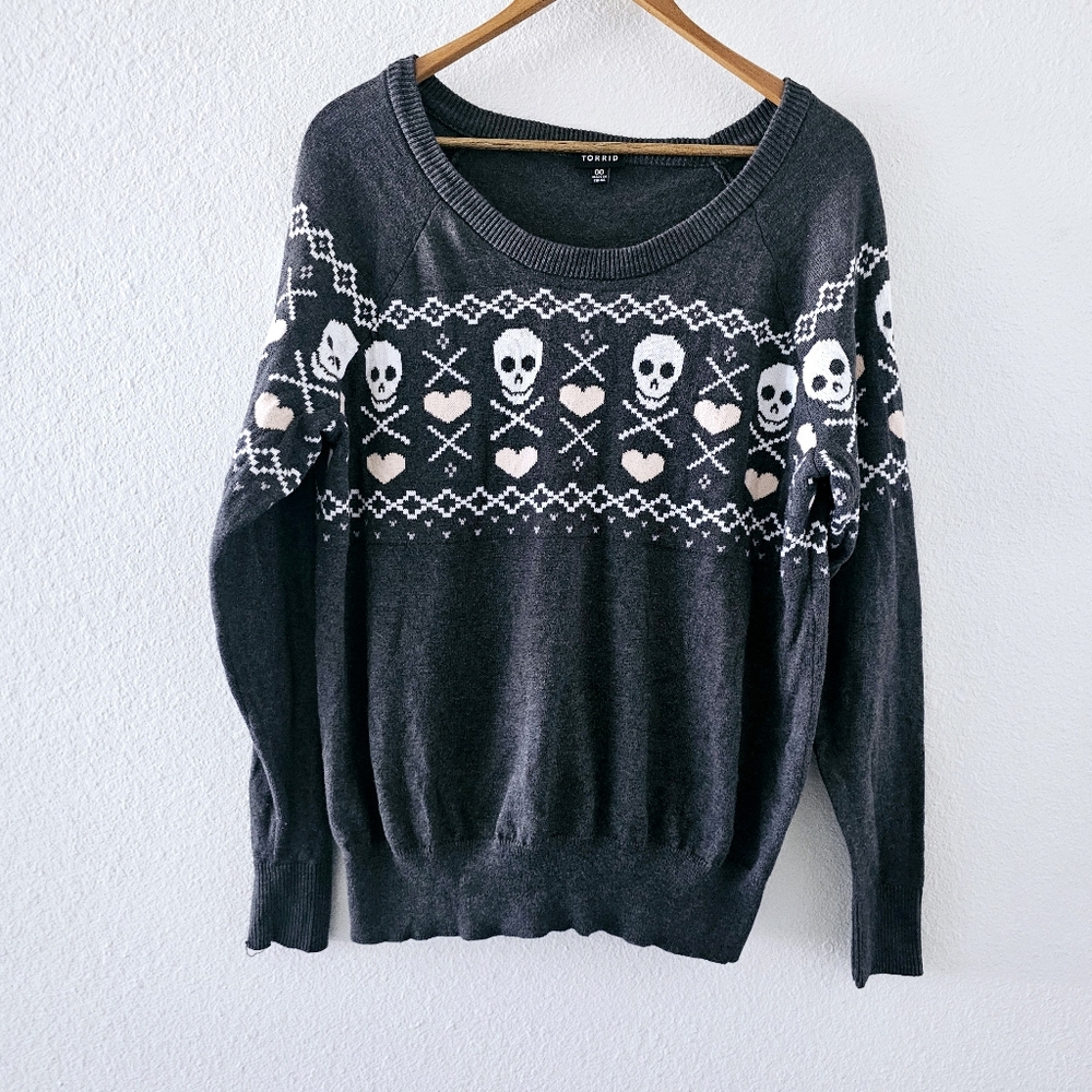 Torrid skull heart sweater size 00 M/L gray crew neck pullover knit